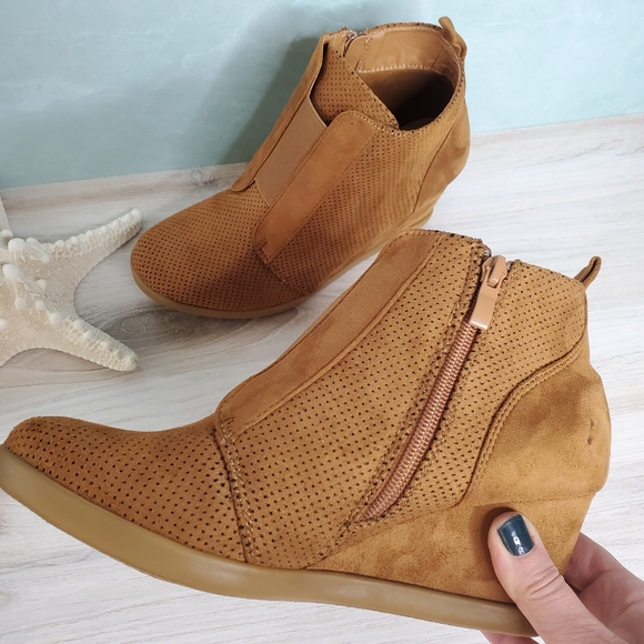 New! Sporty Tan Pinhole Wedges Bootie - Picture 3 of 6